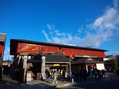 初めて降りた、嵐電の嵐山駅!　とても立派な建物で、お土産屋さんはカフェなどもあり、とっても賑やかな駅です。