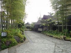 ここが、今日から2泊お世話になる”養生館はるのひかり”
温泉と食での「養生」を目的とした宿です。

バスから降りると、宿のおばちゃんが小走りで出てきて笑顔で迎えてくださいました。
なんかね、まるでバスが来るのを今か今かと待っていたかのような笑顔だったんですよ。
うれしかったなー。