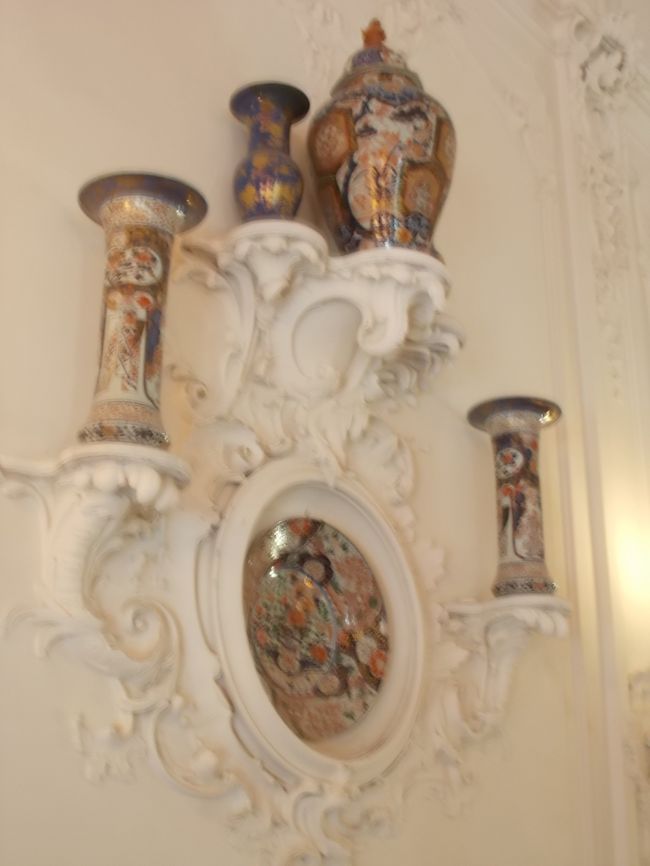 そして・・・。　「大階段」の　白壁」を　飾る。のは、<br />日本の　伊万里焼き！風・・・の　陶器達。<br /><br />この時代に、　ヨーロッパ・上流社会で　もてはやされた！　<br />『　ＩＭＡＲＩ　』　が　此処・・・にも。。。