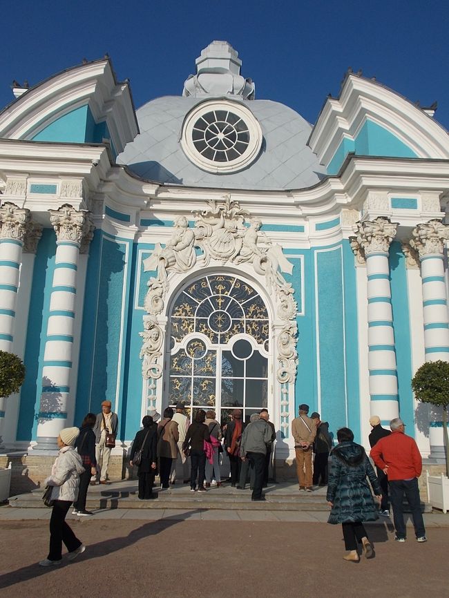 湖の　畔・・・には、「グロット」と　呼ばれる！　小さな　建物。<br /><br />此処は、　「エカテリーナ　２世」が　毎日、<br />午前　１０時・・・の　ティー・タイムを　楽しんだ　場所。<br />