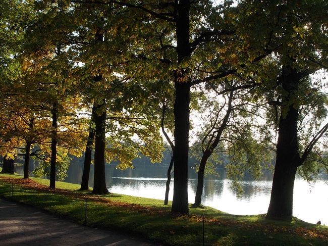 「ロマノフ王朝・・・　３００年の　歴史」で　<br />燦然と　輝き！を　放った・・・　女帝　「エカテリーナ　２世」。<br /><br />「エカテリーナ　２世」は、　ドイツの　中流貴族・出身。の　「ドイツ人」で<br />無能な　「ロシア　皇帝」の　夫　「ピョートル　３世」と　結婚する。も　<br />クーデターを　起こして、　夫を　幽閉し、　失脚させてしまう。<br /><br />その後、「ロシア　ロマノフ王朝・・・の　最盛期」を　築く、　<br />女帝　『　エカテリーナ　２世　』　として、　大活躍する。　<br />愛人は、　１２人。<br /><br />彼女の　愛した・・・「夏の　離宮」が　<br />コチラ！の　『　エカテリーナ宮殿　』　なのだ。<br />「冬の　宮殿」は、　『　エルミタージュ美術館　』　と　なる。<br />ーーーーーーーーーーーーーーーー<br />広大！な　「エカテリーナ　庭園」の　湖。にも<br />夕方・・・の　「強い！　光」が　照らします。