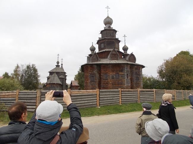『　木造建築　博物館　』　の　中・・・には　入場しません。<br />けど、<br />見える・・・「木造の　教会」を　パチリ！
