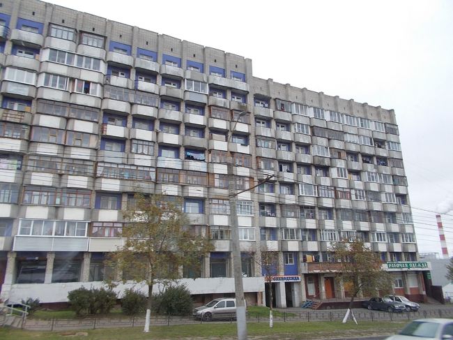 う～ん、　「年季の　入った・・・「都営　アパート」って　感じ　？」<br />都会の　皆さん！は　「皆、　集合住宅　？」<br /><br />庶民は、「共産党の　時代を、　引きずった・・・<br />こ～んな　暮らしぶり！が　多いンでしょうね～」。<br />ーーーーーーーーーーーーーー<br />「ロシア」には、　バブリーな　大金持ち！も　多く、存在するそう」だが<br />遠く・・・に　「超高層ビル群！の　モスクワ新都心」を　見た。ものの<br /><br />「新しい～！　マンションとか　ビル」って　「ロシア」では　見なかったなぁ～。<br />きっと、「建築を　厳しく・・・　管理。制限しているんでしょうね～」。