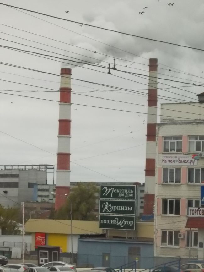 更に、　近年の　２５年前・・・まで　<br />『　バリバリ！の　共産主義・国家　ソ連　』　って～のも　気にナル。<br /><br />こ～んな、　「煙突から　煙・・・の　見える！土地」に　住む　住民」って<br />「どんな　家　？」