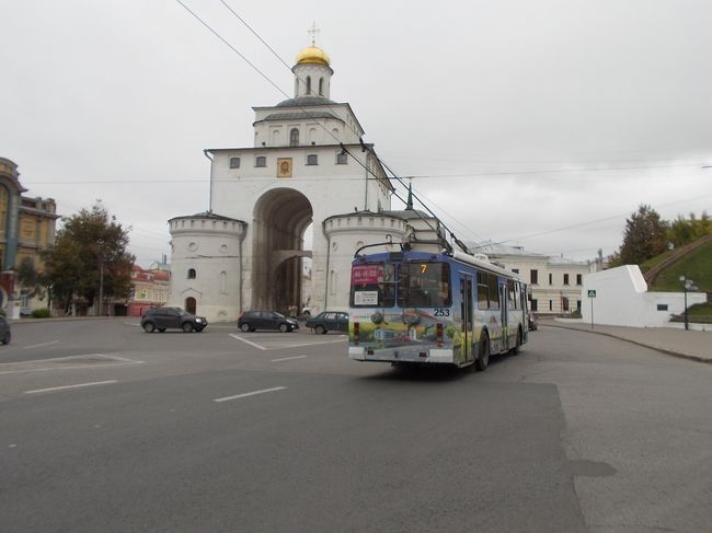１２世紀・半ば・・・に　建てられた<br />『　ウラジミール　』　の　町・・・を　囲む！　城壁。の　一部分。<br /><br />町中に　あるため、「トロリー・バス」が　通過しま～す。