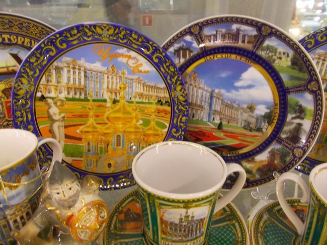 二つ目・・・で　ご紹介する！のは、<br />サンクトペテルブルクから　南へ・・・　２５ｋｍ。<br /><br />『　ツァールスコエ・セロー　（「皇帝の　村」と　いう・・・意味）　』　の　中心地。<br />『　エカテリーナ宮殿　』　デス。<br /><br />付近にも、「沢山・・・の　宮殿」が　建ち並んでいます。<br />１８世紀から　約　２００年間。　<br />皇族達は、「夏の　宮殿」として、　華麗！な　宮殿村・・・を　作った。　