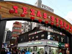 宿泊先の「東横INN釜山駅1」へチェックインして
両替に近くのチャイナタウンへ出かけると
なにやらお祭りのようで大賑わいでした。
両替のレートは南浦の方がいいかな^^;