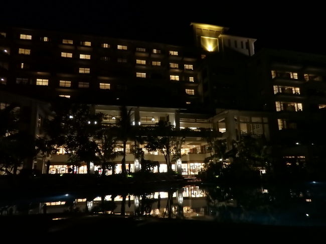 風呂に入ってサッパリした後で、タクシーまで時間があったので星を見にプールサイドへ。<br />ちょっと曇ってて見れなかった。。<br />まったりして、タクシーに乗り込みます。