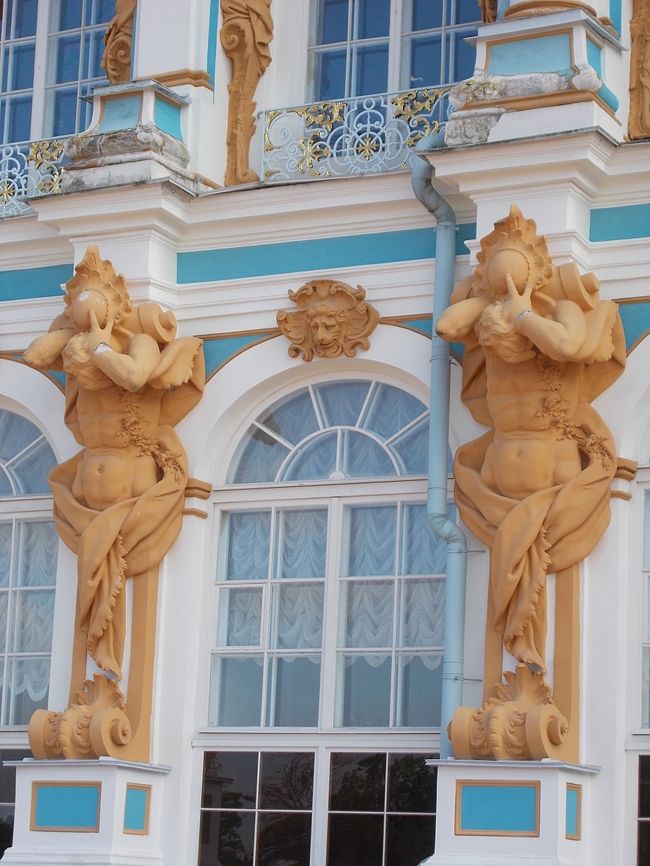 遠く・・・から。は　「金色」に　見えた。<br />けど<br />近づく・・・と、　「こ～んな　粘土風！の　像」が。。。　