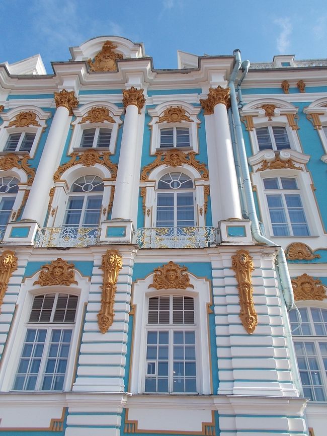 「青　＆　白」が　美しい～！　ロシア・バロック様式。<br />コチラ！は　「金色・・・の　装飾」で　彩られている。