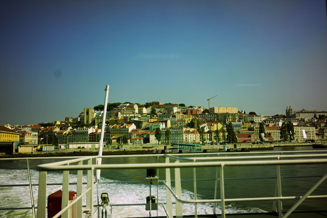 チェックインまで時間があるので<br />なぜかセトゥーバルへ渡ります