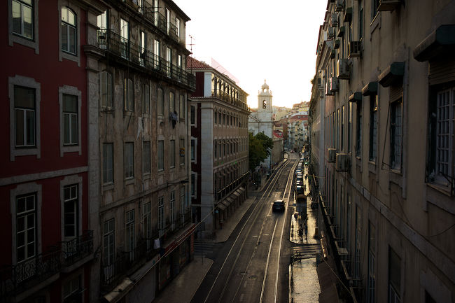 夕暮れつつある街並み。<br />高架橋から