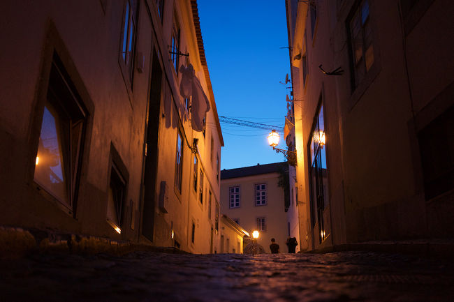 哀愁ある街並みをさまよいます