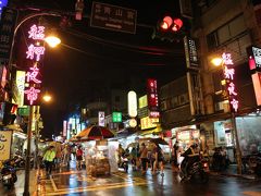 西門駅から1駅の龍山寺駅へ。龍山寺横の「艋舺Mengjia夜市」