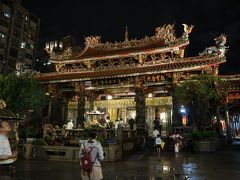 夜の龍山寺はライトアップが素敵。ここにも無料のお手洗いがあるので助かりますね＾＾

　※さっきの夜市よりもここの方が安心してお手洗いが使えるかも.笑