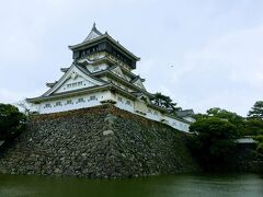 最終日もやっぱり雨ですが、せっかくなので近くにある小倉城を見に行きました。