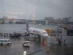 出発はあいにくの雨。
それでもこの後日本に台風が上陸したことを考えると
ラッキーな出国。