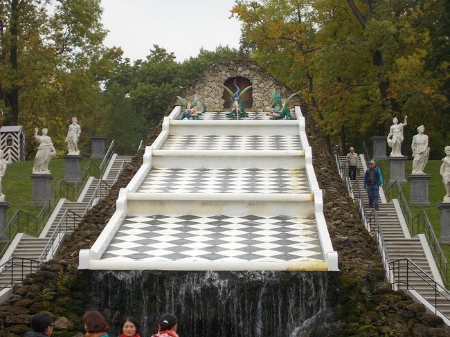 「チェス」の　碁盤・・・みたい」な　噴水。<br /><br />『　ペテルゴフ　』　の　噴水・・・の　水。は、<br />「約　２０ｋｍ　離れた・・・　丘」から　引かれている。<br />高低差を　利用して、水を　噴出。<br />それ！は　「昔・・・も　今・・・も　変わらない」。