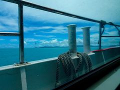 今日は少し雲が多いです。でも雨の気配は無し。暑すぎてちょっと雨が恋しい。
高速船で小浜から石垣港へ。

はいむるぶしのカウンターがターミナルにあり、宿泊者の荷物を預かってもらえます。レンタカーの時間まで市街地を散策したいのでお願いしました。