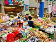 公設市場にも寄ってみます。おばあが店番中。
息子がアンダギーを欲しがったので、自分で買ってきてもらいました。
なにやら話し込んでる2人。
結果、島バナナのおまけ付きで戻ってきました。バナナのほうが高いのでは!?

なに話してたの？「よくわからなかった。お弁当食べてるっていってた」お昼中だったのね。うちなー言葉はわからなかったけど、でも会話が成り立ってるように見えたからすごい。

この後、公設市場2Fのディープなお店にも突入。普通のおみやげ屋さんとディープなお土産屋さんがあります。娘が(また)貝を買いました。