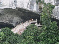 目指すスンソット洞が見えてきました。
あんなところに人影が・・私たちも行きました。