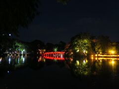 荷物を置いてホアンキエム湖まで歩きました。