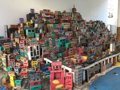 【これは凄い！リオ博物館の屋上にあるリオ名物：ファベーラの模型】

「明日の博物館」の側にある「リオ博物館」の屋上に行くと、お洒落なカフェ（喫茶店）があります。