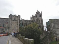 さらに南下し大聖堂に向かい5分程度で到着。人気観光地とあって大型バスも停車しています。外壁にもアズレージョがありとてもきれいでした。