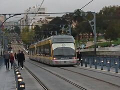 ドンルイス1世橋、この街のランドマークです。トラム（地下鉄）用の線路になっていて車道は下にあります。