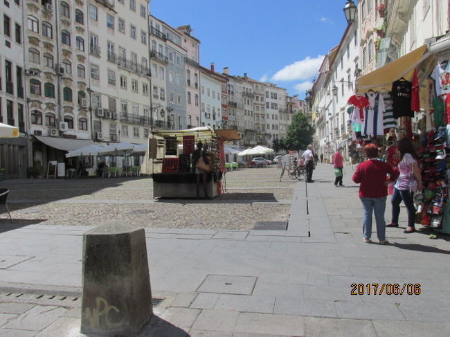 街は階段状になっていて、細い路地を上がって行くと、上に更に又テラスのような道路が現れる。