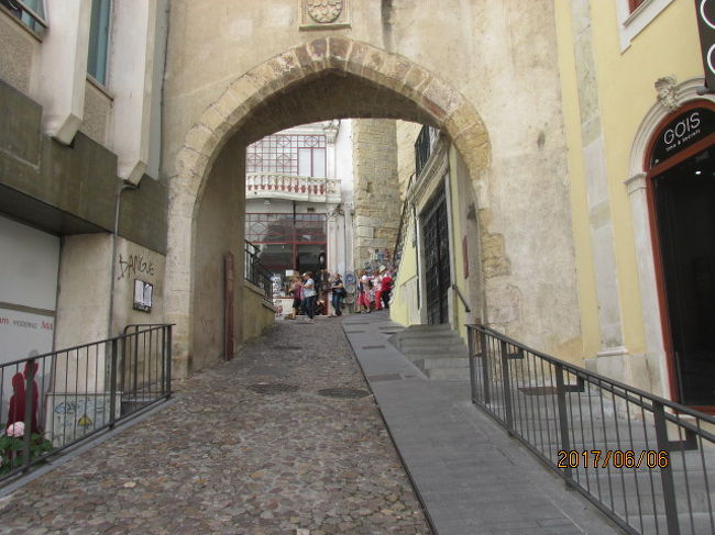 サンチャゴにもあったが、こうした道路を跨ぐ廊下は珍しい。