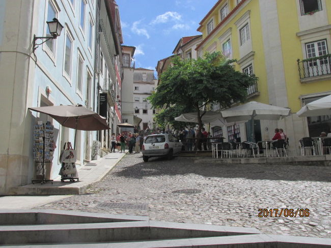 登りの小径には所々カフェや休憩所、小広場などもある。