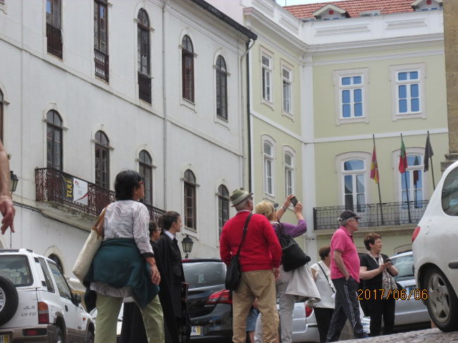 かなり登った所に小広場があり、その前に古めかしい教会がたっている。