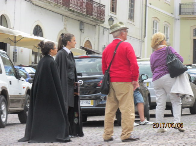 コインブラの学生は、この様な黒マントを着るのが習わしになっているそうだ。