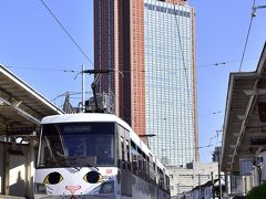 西太子堂駅までやって来ました
ここまで来ると、三軒茶屋のアノ名物建物が綺麗に映りますね～
三軒茶屋キャロットタワーと一緒に、東急世田谷線「幸福の招き猫電車」を一枚パチリ☆