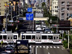 若林駅までやって来ました
この近くには東急世田谷線ならではな名物風景がありまして・・・ななんと、踏切に遮断機がない！
ここは環状七号線と交差する環七唯一の踏切であり、渋滞対策として踏切の遮断機を綺麗に取っぱらってしまった、全国的にもちょっと珍しい鉄道風景が見られる場所なんですよねえ