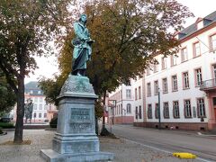 シラー像。
うっかり中央駅方面に向かっていました。
これだから方向音痴は困ります。
ライン川の方に戻らないと。