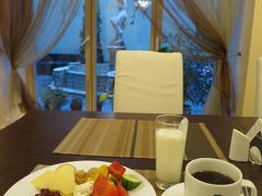 7:00　お庭が見える場所で朝食。

他にひとり旅らしき日本女性の方がいらっしゃいました。
この人も４トラベラーさんだな、きっと(^^)