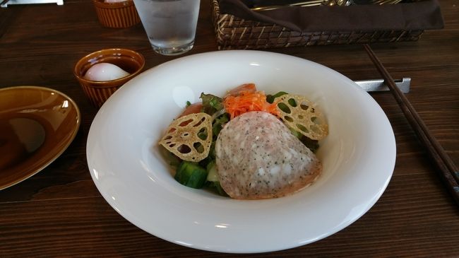 今日は1,800円コースです。<br />最初にサラダです。<br />別に付いてきた温泉卵をサラダの上に乗せてかき混ぜて食べます。