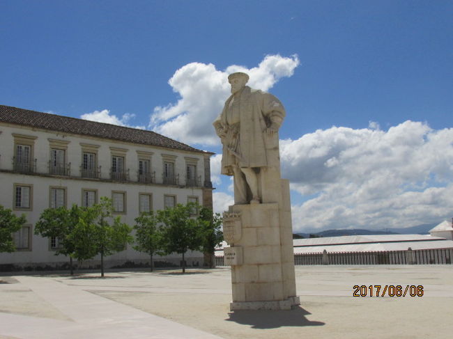 大学の創始者なのか、ギリシャの哲学者なのか、キャンパスの中程に立っていた。