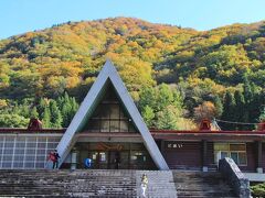 土合駅舎から先ず谷川岳ベースプラザ（ロープウェイ乗り場）に向かいます