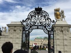 次の目的地は、ベルヴェデーレ宮殿。天気が良くなって、青空が見えてきた。