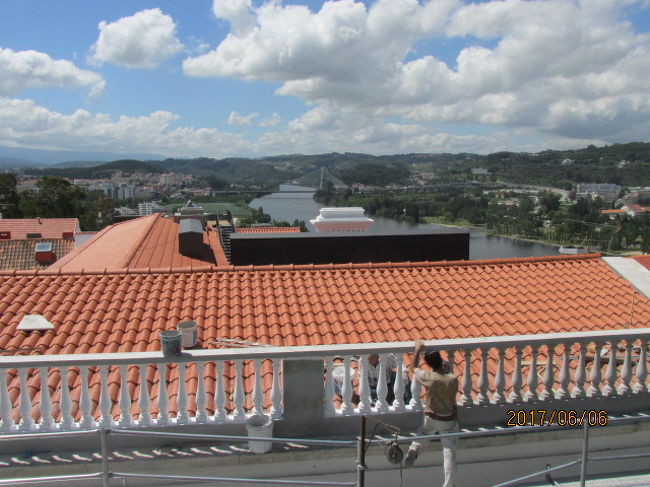 キャンパスのすぐ下には、今登て来た裏小径のアパートなどが見える。