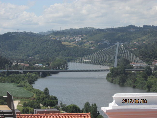 遥か眼下にはモンデゴ川が見える。