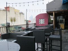 朝から雨模様だったので今日はゆっくり９時近くに朝ご飯。
やっぱりルーフトップレストランは濡れていました・・