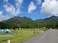 戸隠キャンプ場と戸隠牧場を通り抜けて登山口へ。
正面に見えるのは戸隠山でしょうか。戸隠山には「蟻の塔渡り」という危険箇所があるようなので、縦走するのはやめておきました。