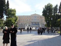 まず、１日目（２月１８日）。

ホテルのあるアテネの中心・シンタグマ広場を9時半にスタート。 
シンタグマ広場からアクロポリスへ向かう一帯はブラカ地区と言われて、いかにもアテネの風情のある街です。 

30年前の学生時代、初めて海外旅行で歩いた街がこのアテネ。 
当時は実に新鮮な気分でこの街を歩いたことでしょう。 
