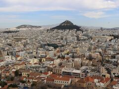 アクロポリスから見るアテナ市街。 
高台にあるからとても景色がいいです。 
前に見える山はアテネで一番高いリカヴィトスの山 