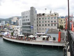 今日は影島大橋の上から橋の裏側を見る作戦。
橋のたもとの古い占いの店は囲いで覆われてしまっていた。
取り壊されてしまうのだろうか。


警備のおじさんが日本語で「向こうから見た方がいいですよ」と勧めてくれたが、聞き入れず。