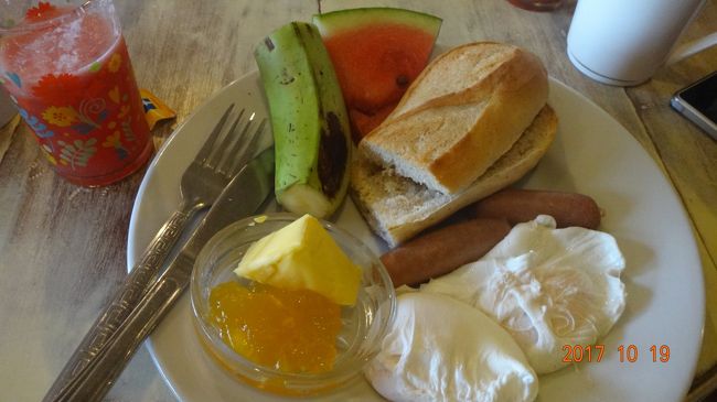 朝食<br />手前の白いのはポーチドエッグです。